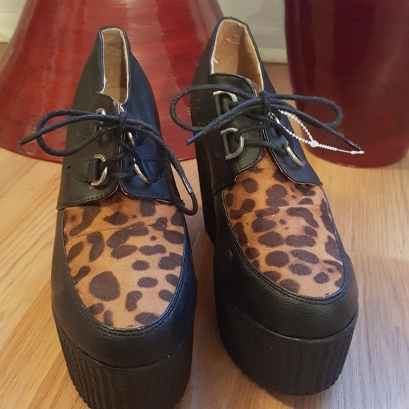Refresh Shoes - Refresh wedge shoe black with animal print.